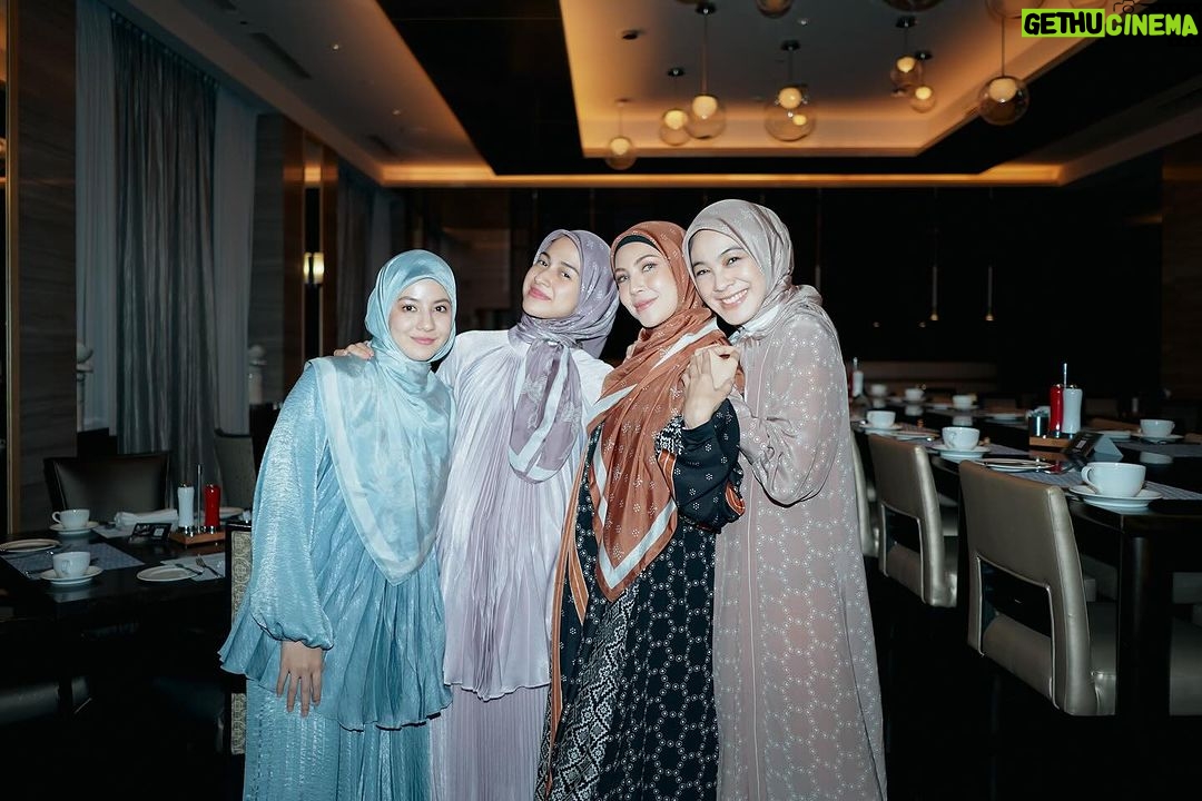 Dian Ayu Instagram - main foto fotoan sama kesayangan akuu @ratnagalih @natasharizkynew @ninazatulini22 😍 difotoin sama @irvanogowgo , dimakeupnnya sama @bebeperucha , terus pake dress cantiknya @khanaan.official nya @khanaanshamlan 🤍🤍🤍