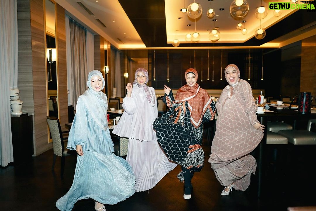 Dian Ayu Instagram - main foto fotoan sama kesayangan akuu @ratnagalih @natasharizkynew @ninazatulini22 😍 difotoin sama @irvanogowgo , dimakeupnnya sama @bebeperucha , terus pake dress cantiknya @khanaan.official nya @khanaanshamlan 🤍🤍🤍