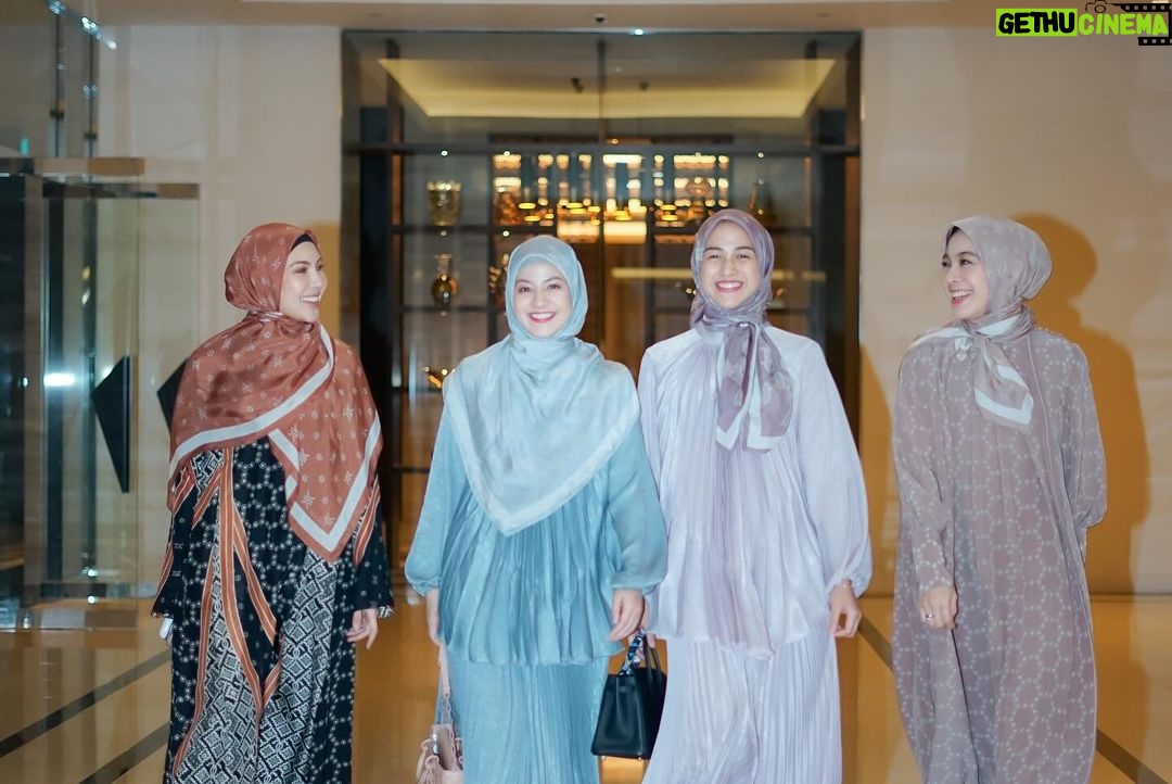 Dian Ayu Instagram - main foto fotoan sama kesayangan akuu @ratnagalih @natasharizkynew @ninazatulini22 😍 difotoin sama @irvanogowgo , dimakeupnnya sama @bebeperucha , terus pake dress cantiknya @khanaan.official nya @khanaanshamlan 🤍🤍🤍