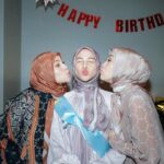Dian Ayu Instagram - main foto fotoan sama kesayangan akuu @ratnagalih @natasharizkynew @ninazatulini22 😍 difotoin sama @irvanogowgo , dimakeupnnya sama @bebeperucha , terus pake dress cantiknya @khanaan.official nya @khanaanshamlan 🤍🤍🤍