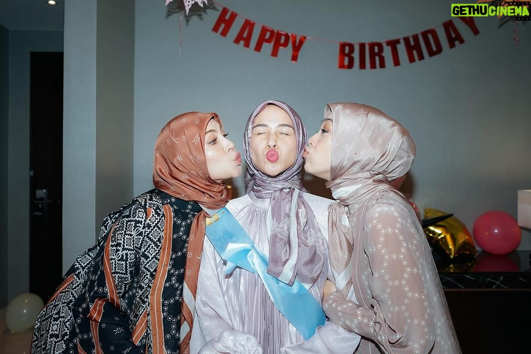 Dian Ayu Instagram - main foto fotoan sama kesayangan akuu @ratnagalih @natasharizkynew @ninazatulini22 😍 difotoin sama @irvanogowgo , dimakeupnnya sama @bebeperucha , terus pake dress cantiknya @khanaan.official nya @khanaanshamlan 🤍🤍🤍