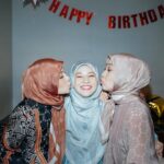 Dian Ayu Instagram - main foto fotoan sama kesayangan akuu @ratnagalih @natasharizkynew @ninazatulini22 😍 difotoin sama @irvanogowgo , dimakeupnnya sama @bebeperucha , terus pake dress cantiknya @khanaan.official nya @khanaanshamlan 🤍🤍🤍