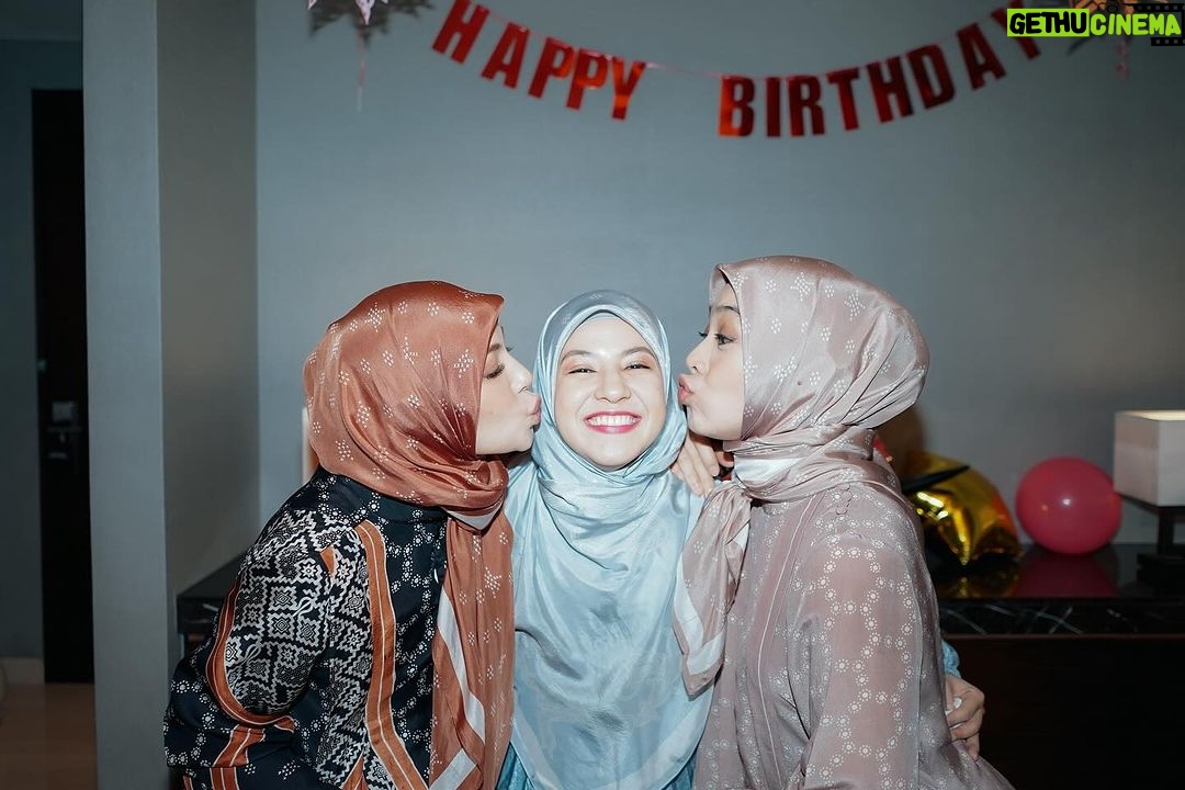 Dian Ayu Instagram - main foto fotoan sama kesayangan akuu @ratnagalih @natasharizkynew @ninazatulini22 😍 difotoin sama @irvanogowgo , dimakeupnnya sama @bebeperucha , terus pake dress cantiknya @khanaan.official nya @khanaanshamlan 🤍🤍🤍
