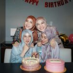 Dian Ayu Instagram - main foto fotoan sama kesayangan akuu @ratnagalih @natasharizkynew @ninazatulini22 😍 difotoin sama @irvanogowgo , dimakeupnnya sama @bebeperucha , terus pake dress cantiknya @khanaan.official nya @khanaanshamlan 🤍🤍🤍