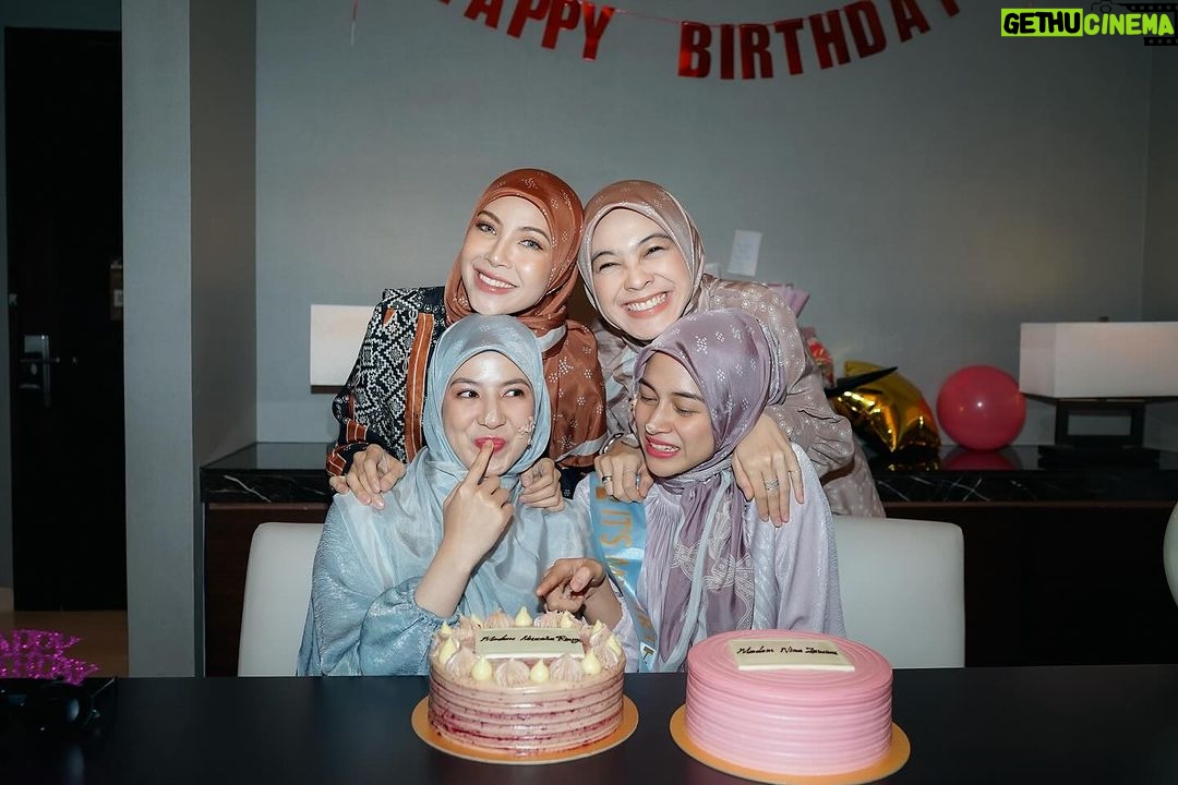 Dian Ayu Instagram - main foto fotoan sama kesayangan akuu @ratnagalih @natasharizkynew @ninazatulini22 😍 difotoin sama @irvanogowgo , dimakeupnnya sama @bebeperucha , terus pake dress cantiknya @khanaan.official nya @khanaanshamlan 🤍🤍🤍
