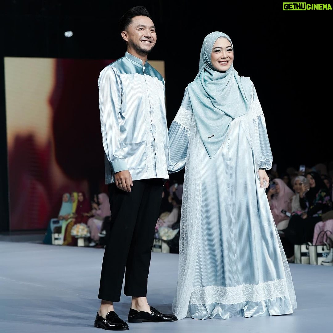 Dian Ayu Instagram - Seneng banget bisa jadi bagian dari @sisesaclothing Annual Fashion Show 2023 “Between the Lands” 🤍 perjalanan 12 tahun yang masyaallaahh.. Congratulations tante @merrypramono , @sirizsisesa , @senazsisesa , @sansasisesa .. koleksinyaa selalu masyaallaahh.. berkaaahhh selaluuu, dan terus menginspirasi 🤍🤍🤍 Makeup by @yayihanoum