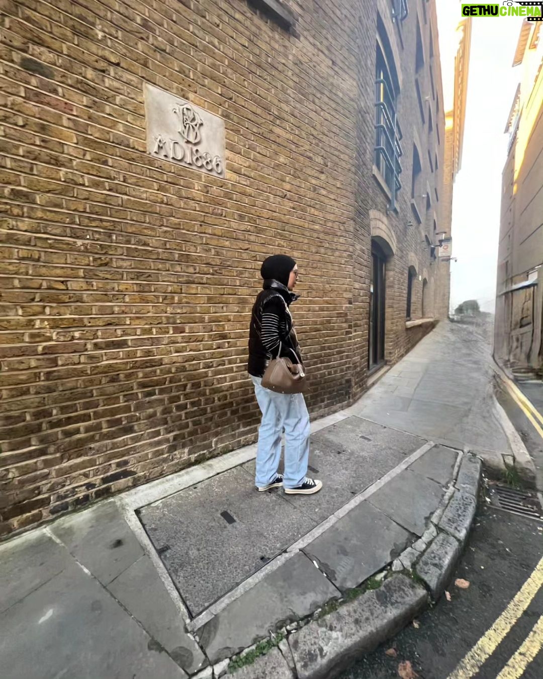 Dian Ayu Instagram - candid dari si bontot @natasharizkynew , di salah satu sudut London yang tirisnya masyaallah .. London, England