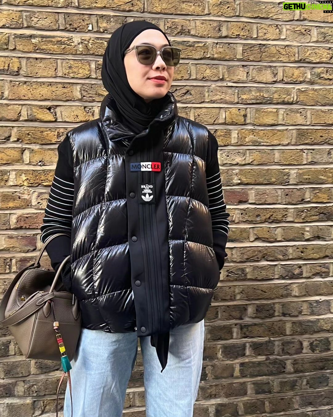 Dian Ayu Instagram - candid dari si bontot @natasharizkynew , di salah satu sudut London yang tirisnya masyaallah .. London, England