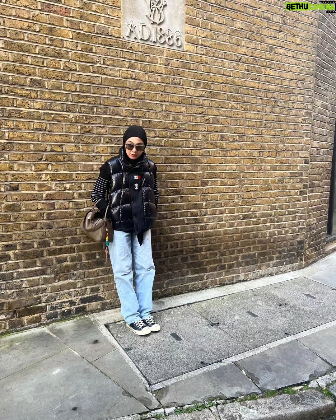 Dian Ayu Instagram - candid dari si bontot @natasharizkynew , di salah satu sudut London yang tirisnya masyaallah .. London, England
