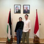 Dian Ayu Instagram - Hari Selasa kemarin alhamdulillah bisa bersilaturahmi ke @palestineembassy.id dan atas bantuan mas Febri (staf khusus Dubes Palestina) kami bisa bertemu langsung dengan H.E. Dr. Zuhair S.M Al Shun. . . Mas Febri sedang mengkhawatirkan kondisi keluarga istrinya di Palestina begitupun dengan Pak Dubes sambil berkaca-kaca beliau bercerita bagaimana kondisi terkini, bahkan saking susahnya air bersih mereka harus memasak dari air yang tidak layak belum lagi kondisi lainnya yang kita bisa lihat di sosial media. . . Banyak harapan dan doa dalam perbincangan kami, beliau berterimakasih atas semua perhatian dan bantuan dari Indonesia untuk Palestina. . . Selalu doakan saudara-saudara kita di seluruh dunia terkhusus di Palestina, jika teman-teman ingin memberikan donasi bisa langsung ke lembaga-lembaga yang terverifikasi. . . Semoga Allah menjaga kita semua dan saudara kita di Palestina 🇵🇸 Palestine Will be Free