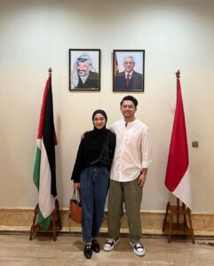 Dian Ayu Instagram - Hari Selasa kemarin alhamdulillah bisa bersilaturahmi ke @palestineembassy.id dan atas bantuan mas Febri (staf khusus Dubes Palestina) kami bisa bertemu langsung dengan H.E. Dr. Zuhair S.M Al Shun. . . Mas Febri sedang mengkhawatirkan kondisi keluarga istrinya di Palestina begitupun dengan Pak Dubes sambil berkaca-kaca beliau bercerita bagaimana kondisi terkini, bahkan saking susahnya air bersih mereka harus memasak dari air yang tidak layak belum lagi kondisi lainnya yang kita bisa lihat di sosial media. . . Banyak harapan dan doa dalam perbincangan kami, beliau berterimakasih atas semua perhatian dan bantuan dari Indonesia untuk Palestina. . . Selalu doakan saudara-saudara kita di seluruh dunia terkhusus di Palestina, jika teman-teman ingin memberikan donasi bisa langsung ke lembaga-lembaga yang terverifikasi. . . Semoga Allah menjaga kita semua dan saudara kita di Palestina 🇵🇸 Palestine Will be Free