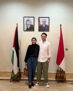 Dian Ayu Instagram - Hari Selasa kemarin alhamdulillah bisa bersilaturahmi ke @palestineembassy.id dan atas bantuan mas Febri (staf khusus Dubes Palestina) kami bisa bertemu langsung dengan H.E. Dr. Zuhair S.M Al Shun.
.
.
Mas Febri sedang mengkhawatirkan kondisi keluarga istrinya di Palestina begitupun dengan Pak Dubes sambil berkaca-kaca beliau bercerita bagaimana kondisi terkini, bahkan saking susahnya air bersih mereka harus memasak dari air yang tidak layak belum lagi kondisi lainnya yang kita bisa lihat di sosial media.
.
.
Banyak harapan dan doa dalam perbincangan kami, beliau berterimakasih atas semua perhatian dan bantuan dari Indonesia untuk Palestina. 
.
.
Selalu doakan saudara-saudara kita di seluruh dunia terkhusus di Palestina, jika teman-teman ingin memberikan donasi bisa langsung ke lembaga-lembaga yang terverifikasi.
.
.
Semoga Allah menjaga kita semua dan saudara kita di Palestina 🇵🇸