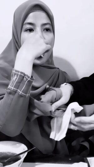 Dian Ayu Instagram - Ada-ada aja nih emang kelakuan adek satu @natasharizkynew , untung ada umi @dianayulestari yang selalu sabar ngurusin🤣 #ReelsMamaNina