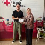 Dian Ayu Instagram - Alhamdulillah, Jumat minggu lalu saya dan @dianayulestari berangkat ke Bali dan bertemu langsung dengan pemenang lelang motor untuk melakukan serah terima kendaraan dan berkas-berkas.. . . Hasil lelang senilai Rp. 300.000.000 dikirim ke dua perwakilan untuk donasi Palestina, kami bersepakat donasi dititipkan melalui @palestineembassy.id dan @palangmerah_indonesia . . Amanah donasi langsung saya sampaikan secara personal ke dua perwakilan tersebut, terimakasih Bu dokter dan suami semoga motor dan uangnya bermanfaat semoga Allah membalas berkali lipat kebaikan kalian dan insyaAllah silaturahmi kita terus berjalan.. . . Terimakasih kepada semuanya, semoga Allah selalu menjaga kita semua dan saudara-saudara kita di Palestina.. . . 🇵🇸🇵🇸🇵🇸 Gaza,Palestine