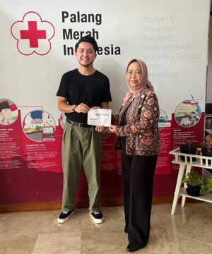 Dian Ayu Instagram - Alhamdulillah, Jumat minggu lalu saya dan @dianayulestari berangkat ke Bali dan bertemu langsung dengan pemenang lelang motor untuk melakukan serah terima kendaraan dan berkas-berkas..
.
.
Hasil lelang senilai Rp. 300.000.000 dikirim ke dua perwakilan untuk donasi Palestina, kami bersepakat donasi dititipkan melalui @palestineembassy.id dan @palangmerah_indonesia 
.
. 
Amanah donasi langsung saya sampaikan secara personal ke dua perwakilan tersebut, terimakasih Bu dokter dan suami semoga motor dan uangnya bermanfaat semoga Allah membalas berkali lipat kebaikan kalian dan insyaAllah silaturahmi kita terus berjalan..
.
.
Terimakasih kepada semuanya, semoga Allah selalu menjaga kita semua dan saudara-saudara kita di Palestina..
.
.
🇵🇸🇵🇸🇵🇸