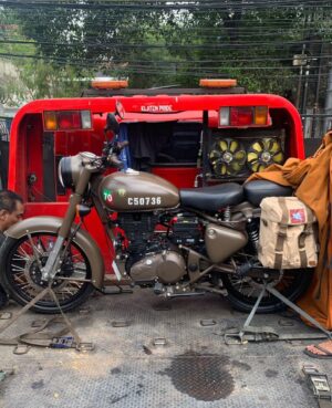 Dian Ayu Instagram - Alhamdulillah, Jumat minggu lalu saya dan @dianayulestari berangkat ke Bali dan bertemu langsung dengan pemenang lelang motor untuk melakukan serah terima kendaraan dan berkas-berkas..
.
.
Hasil lelang senilai Rp. 300.000.000 dikirim ke dua perwakilan untuk donasi Palestina, kami bersepakat donasi dititipkan melalui @palestineembassy.id dan @palangmerah_indonesia 
.
. 
Amanah donasi langsung saya sampaikan secara personal ke dua perwakilan tersebut, terimakasih Bu dokter dan suami semoga motor dan uangnya bermanfaat semoga Allah membalas berkali lipat kebaikan kalian dan insyaAllah silaturahmi kita terus berjalan..
.
.
Terimakasih kepada semuanya, semoga Allah selalu menjaga kita semua dan saudara-saudara kita di Palestina..
.
.
🇵🇸🇵🇸🇵🇸