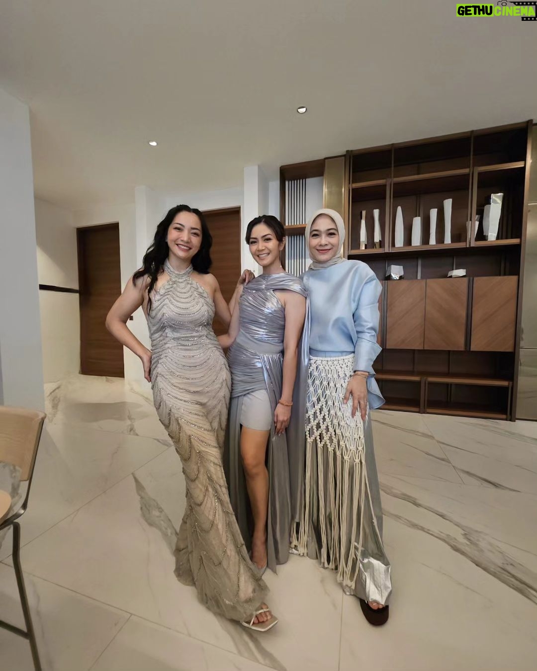 Dian Ayu Instagram - kurang sayang apaaa sama @gitasucia cobaa, pagi baru landing dari London, sore langsung cuss ke Bali buat pernikahan yg dinantikan kakak kakaknyaa.. si bontot di @sketsa.transtv yg akhirnyaa menemukan jodohnyaaa.. sakinah mawaddah warohmahh yaaa.. happy happy terusss ❤️ Denpasar, Bali, Indonesia