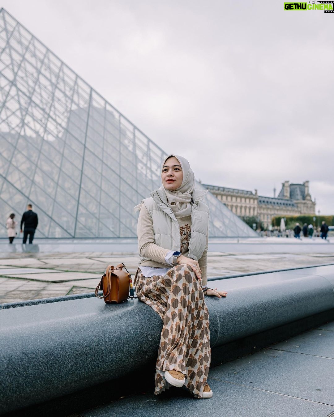 Dian Ayu Instagram - Karena jjadi perempuan yg sudah jadi istri dan ibu itu gak gampang, dan sangat butuh me time.. gak harus keluar negeri, gak harus keluar rumah, se simple diam di kamar mandi aja udah me time banget untuk kami.. Makasihh abi @omeshomesh , kakak Embun, aa Langit, adek Bulan, ART rumahku, ibu mertua dan semuaa yg udah bantuin selama aku me time.. Fyi, ke eropa selama 2 minggu kemarin sudah kami rencanakan sejak Januari utk keberangkatan Oktober-November.. jadi semua ini sudaaaah kami pikirkan sebelum ninggalin semuaanyaa yaa ππ«°π» Paris, France