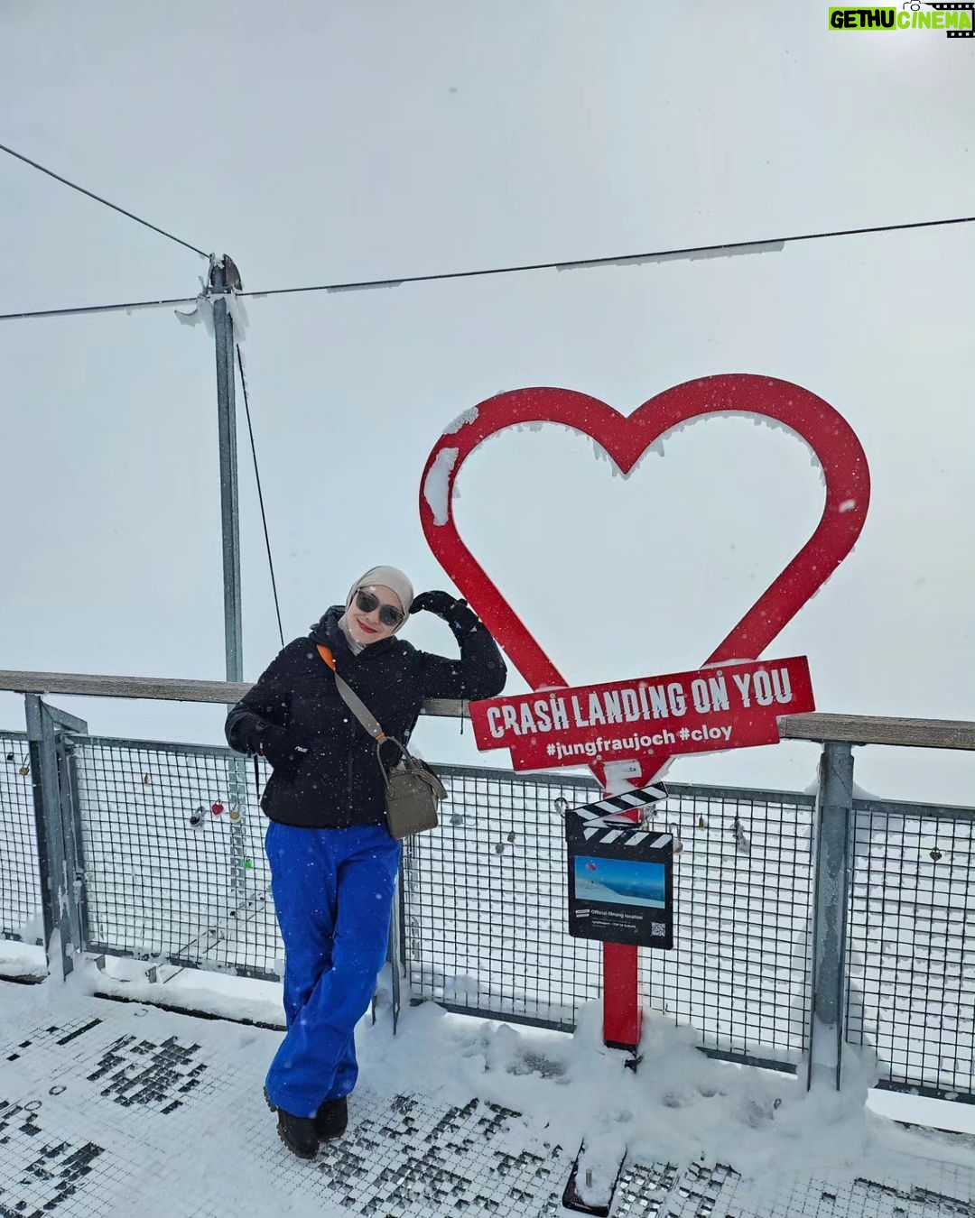 Dian Ayu Instagram - waktu yang singkat di Swiss tapi dibikin takjub sama kuasa Allah nya gak udah udah masyallahh.. aku bisa liat banyak banget warnaaaa dan pemandangannyaa kayak lukisan bangetttt.. insyallaahh mau balik kesini lagi sama abi @omeshomesh dan anak anak yaa sayaang ❤️ Switzerland