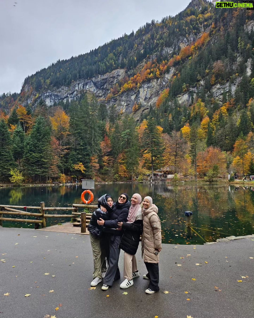 Dian Ayu Instagram - waktu yang singkat di Swiss tapi dibikin takjub sama kuasa Allah nya gak udah udah masyallahh.. aku bisa liat banyak banget warnaaaa dan pemandangannyaa kayak lukisan bangetttt.. insyallaahh mau balik kesini lagi sama abi @omeshomesh dan anak anak yaa sayaang ❤️ Switzerland