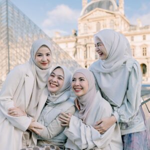 Dian Ayu Instagram - •
Temanku, kesayanganku
Jangan menangis sendirian
Jangan menderita sendirian
Kita ini tidak istimewa
Aku juga sedang sesak napas
 
Temanku, kesayanganku
Kau adalah bagian dari tempatku beristirahat
Aku selalu membayangkan menua bersama
Tinggal dalam duniamu duniaku
Kau menghentikan musim hujanku

-DiksiAca #diksiAca @diksiaca 

Terima kasih @go.plus .. udah foto foto in dan editin foto kita dengan sangat ciamik ❤️ Always favorit aku kalo holiday, difotoin sm @go.plus .. @akudiperancis apalagi skrg Goplus sudah beredar di Eropa juga loh. Jadi buat tmn tmn yg holiday ke eropaaa bisa bgt pake @go.plus ❤️❤️❤️❤️