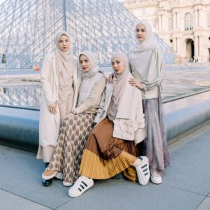 Dian Ayu Instagram - •
Temanku, kesayanganku
Jangan menangis sendirian
Jangan menderita sendirian
Kita ini tidak istimewa
Aku juga sedang sesak napas
 
Temanku, kesayanganku
Kau adalah bagian dari tempatku beristirahat
Aku selalu membayangkan menua bersama
Tinggal dalam duniamu duniaku
Kau menghentikan musim hujanku

-DiksiAca #diksiAca @diksiaca 

Terima kasih @go.plus .. udah foto foto in dan editin foto kita dengan sangat ciamik ❤️ Always favorit aku kalo holiday, difotoin sm @go.plus .. @akudiperancis apalagi skrg Goplus sudah beredar di Eropa juga loh. Jadi buat tmn tmn yg holiday ke eropaaa bisa bgt pake @go.plus ❤️❤️❤️❤️