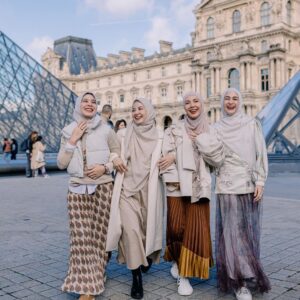 Dian Ayu Instagram - •
Temanku, kesayanganku
Jangan menangis sendirian
Jangan menderita sendirian
Kita ini tidak istimewa
Aku juga sedang sesak napas
 
Temanku, kesayanganku
Kau adalah bagian dari tempatku beristirahat
Aku selalu membayangkan menua bersama
Tinggal dalam duniamu duniaku
Kau menghentikan musim hujanku

-DiksiAca #diksiAca @diksiaca 

Terima kasih @go.plus .. udah foto foto in dan editin foto kita dengan sangat ciamik ❤️ Always favorit aku kalo holiday, difotoin sm @go.plus .. @akudiperancis apalagi skrg Goplus sudah beredar di Eropa juga loh. Jadi buat tmn tmn yg holiday ke eropaaa bisa bgt pake @go.plus ❤️❤️❤️❤️
