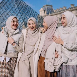 Dian Ayu Instagram - •
Temanku, kesayanganku
Jangan menangis sendirian
Jangan menderita sendirian
Kita ini tidak istimewa
Aku juga sedang sesak napas
 
Temanku, kesayanganku
Kau adalah bagian dari tempatku beristirahat
Aku selalu membayangkan menua bersama
Tinggal dalam duniamu duniaku
Kau menghentikan musim hujanku

-DiksiAca #diksiAca @diksiaca 

Terima kasih @go.plus .. udah foto foto in dan editin foto kita dengan sangat ciamik ❤️ Always favorit aku kalo holiday, difotoin sm @go.plus .. @akudiperancis apalagi skrg Goplus sudah beredar di Eropa juga loh. Jadi buat tmn tmn yg holiday ke eropaaa bisa bgt pake @go.plus ❤️❤️❤️❤️