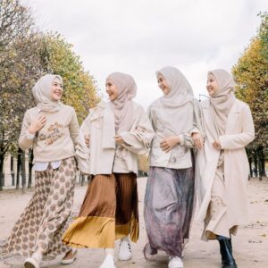 Dian Ayu Instagram - •
Temanku, kesayanganku
Jangan menangis sendirian
Jangan menderita sendirian
Kita ini tidak istimewa
Aku juga sedang sesak napas
 
Temanku, kesayanganku
Kau adalah bagian dari tempatku beristirahat
Aku selalu membayangkan menua bersama
Tinggal dalam duniamu duniaku
Kau menghentikan musim hujanku

-DiksiAca #diksiAca @diksiaca 

Terima kasih @go.plus .. udah foto foto in dan editin foto kita dengan sangat ciamik ❤️ Always favorit aku kalo holiday, difotoin sm @go.plus .. @akudiperancis apalagi skrg Goplus sudah beredar di Eropa juga loh. Jadi buat tmn tmn yg holiday ke eropaaa bisa bgt pake @go.plus ❤️❤️❤️❤️