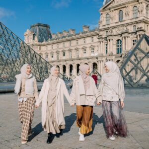 Dian Ayu Instagram - •
Temanku, kesayanganku
Jangan menangis sendirian
Jangan menderita sendirian
Kita ini tidak istimewa
Aku juga sedang sesak napas
 
Temanku, kesayanganku
Kau adalah bagian dari tempatku beristirahat
Aku selalu membayangkan menua bersama
Tinggal dalam duniamu duniaku
Kau menghentikan musim hujanku

-DiksiAca #diksiAca @diksiaca 

Terima kasih @go.plus .. udah foto foto in dan editin foto kita dengan sangat ciamik ❤️ Always favorit aku kalo holiday, difotoin sm @go.plus .. @akudiperancis apalagi skrg Goplus sudah beredar di Eropa juga loh. Jadi buat tmn tmn yg holiday ke eropaaa bisa bgt pake @go.plus ❤️❤️❤️❤️