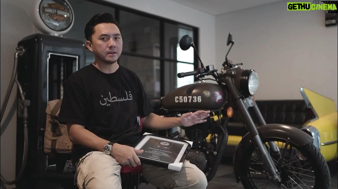 Dian Ayu - 140.2K Likes - Bismillahirrohmanirrohim 🇵🇸
.
.
InsyaAllah saya dan @dianayulestari akan melelang motor simpanan kami, ROYAL ENFIELD CLASSIC 500 “PEGASUS” LIMITED EDITION hanya ada 40 unit di Indonesia dan 1000 unit di seluruh dunia produksi tahun 2018 dengan kilometer rendah 100++ dan seluruh hasil penjualannya nanti 100% akan disumbangkan untuk saudara-saudari kita di Palestina..
.
.
LELANG dibuka di kolom komentar dari harga beli kami dulu Rp. 109.900.000 dan penawaran berlaku dalam kelipatan 5 juta, dimulai per hari kami posting dan ditutup pada hari Selasa 7 November 2023 pukul 20.00 WIB..
.
.
Jika penawar tertinggi tidak bisa dihubungi maka pemenang lelang akan diberikan kepada penawar tertinggi kedua dan begitu seterusnya..
.
.
Semoga Allah selalu menjaga dan meluruskan niat kita, semoga pertikaian di Palestina segera reda, semoga motor ini kelak bermanfaat dunia akhirat bagi pemiliknya..
.
.
Selalu selipkan doa untuk saudara-saudara kita khususnya untuk di Palestina, “From the river to the sea, Palestine will be free!”