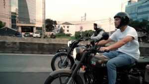 Dian Ayu Instagram - Bismillahirrohmanirrohim 🇵🇸
.
.
InsyaAllah saya dan @dianayulestari akan melelang motor simpanan kami, ROYAL ENFIELD CLASSIC 500 “PEGASUS” LIMITED EDITION hanya ada 40 unit di Indonesia dan 1000 unit di seluruh dunia produksi tahun 2018 dengan kilometer rendah 100++ dan seluruh hasil penjualannya nanti 100% akan disumbangkan untuk saudara-saudari kita di Palestina..
.
.
LELANG dibuka di kolom komentar dari harga beli kami dulu Rp. 109.900.000 dan penawaran berlaku dalam kelipatan 5 juta, dimulai per hari kami posting dan ditutup pada hari Selasa 7 November 2023 pukul 20.00 WIB..
.
.
Jika penawar tertinggi tidak bisa dihubungi maka pemenang lelang akan diberikan kepada penawar tertinggi kedua dan begitu seterusnya..
.
.
Semoga Allah selalu menjaga dan meluruskan niat kita, semoga pertikaian di Palestina segera reda, semoga motor ini kelak bermanfaat dunia akhirat bagi pemiliknya..
.
.
Selalu selipkan doa untuk saudara-saudara kita khususnya untuk di Palestina, “From the river to the sea, Palestine will be free!”