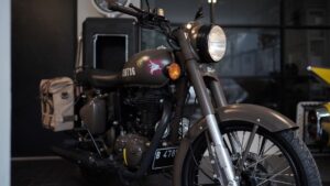 Dian Ayu Instagram - Bismillahirrohmanirrohim 🇵🇸
.
.
InsyaAllah saya dan @dianayulestari akan melelang motor simpanan kami, ROYAL ENFIELD CLASSIC 500 “PEGASUS” LIMITED EDITION hanya ada 40 unit di Indonesia dan 1000 unit di seluruh dunia produksi tahun 2018 dengan kilometer rendah 100++ dan seluruh hasil penjualannya nanti 100% akan disumbangkan untuk saudara-saudari kita di Palestina..
.
.
LELANG dibuka di kolom komentar dari harga beli kami dulu Rp. 109.900.000 dan penawaran berlaku dalam kelipatan 5 juta, dimulai per hari kami posting dan ditutup pada hari Selasa 7 November 2023 pukul 20.00 WIB..
.
.
Jika penawar tertinggi tidak bisa dihubungi maka pemenang lelang akan diberikan kepada penawar tertinggi kedua dan begitu seterusnya..
.
.
Semoga Allah selalu menjaga dan meluruskan niat kita, semoga pertikaian di Palestina segera reda, semoga motor ini kelak bermanfaat dunia akhirat bagi pemiliknya..
.
.
Selalu selipkan doa untuk saudara-saudara kita khususnya untuk di Palestina, “From the river to the sea, Palestine will be free!”
