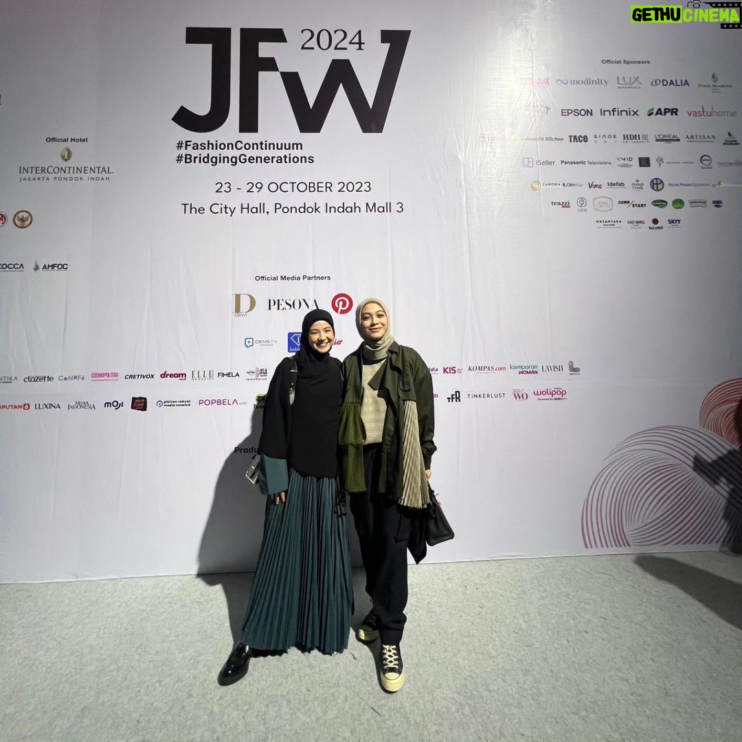Dian Ayu Instagram - supporting my eonnie @anandiaputri @ikyk2011 for @jfwofficial 2024.. terkeceeee gak cuman karyanya.. tapi berani "bersuara" melalui karya itu gak ngerti lagi sihhh eonnieee!!!!!! berkah selalu sisterrrrkuuu 🫰 #freep4lestine Jakarta, Indonesia