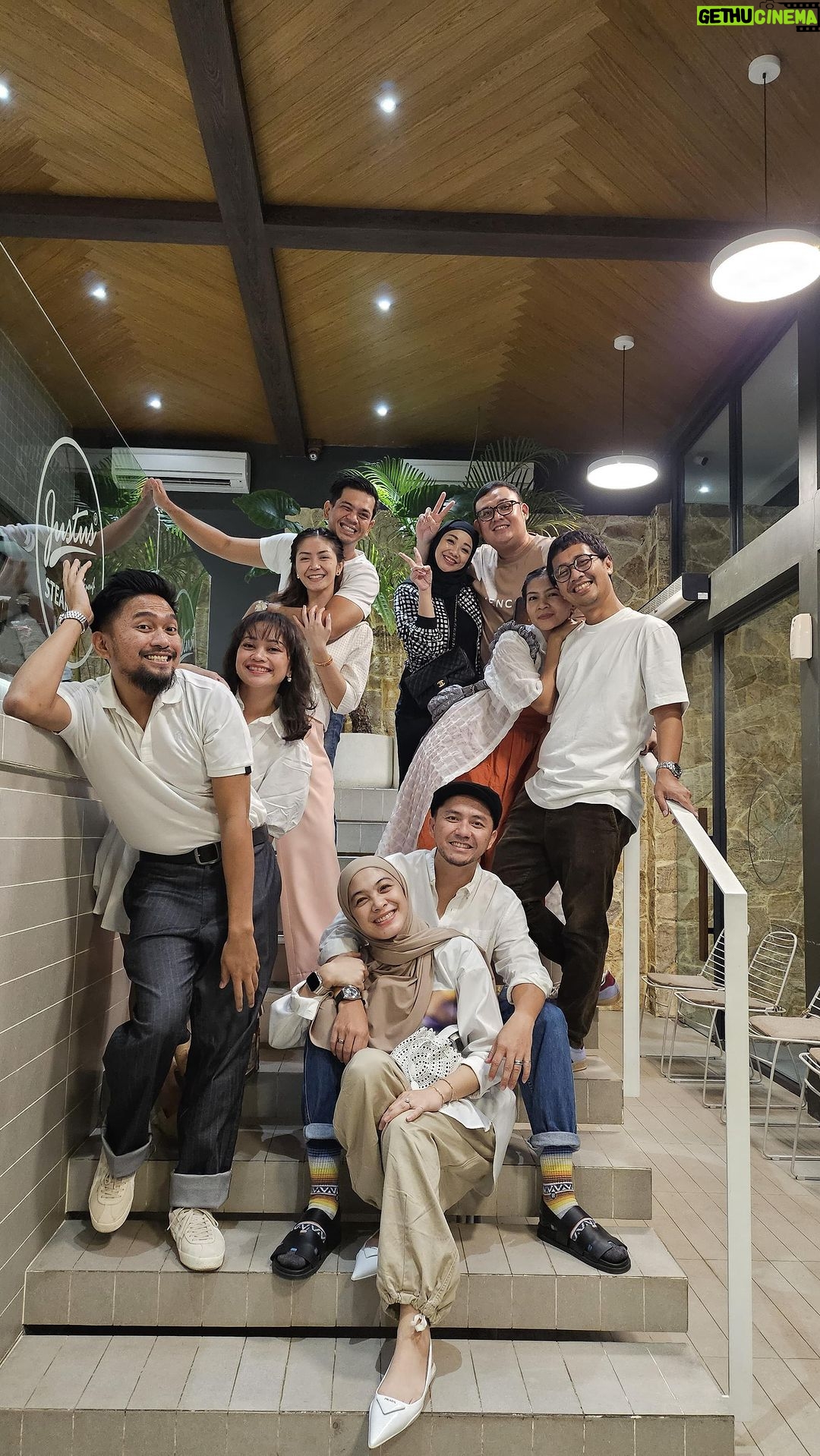 Dian Ayu Instagram - Selamat ulang tahun @podkesmas 🤍 Terima kasih @justussteakhouse dan @sekarwangicake untuk makanan nikmanyaa malam iniii.. Kami kenyang dan senang 🫰🏻