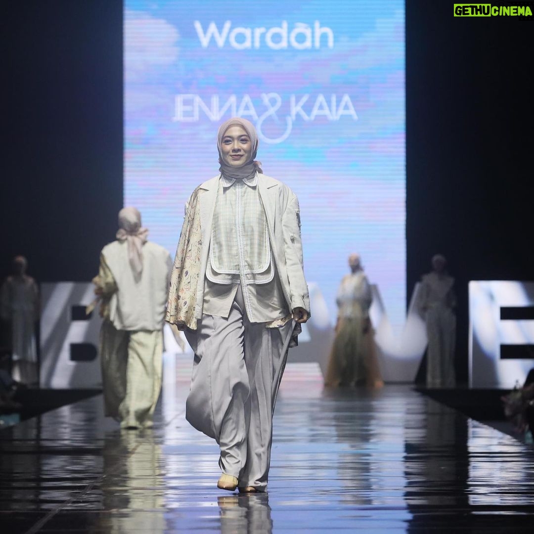 Dian Ayu Instagram - Thank you for having me @jennaandkaia.official x @wardahbeauty .. Sungguh selalu jadi pengalaman seru bisa jadi muse di event @jmfwofficial 🤍 Congratulations tehh @lirakrisnalisa and team.. Jakarta, Indonesia