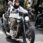 Dian Ayu Instagram - Merk motor aku udah samaa nihh jaang @real__pcy sama kamuuu.. tinggal nunggu kamu ajakin ajaa 🤣🤣🤣 sanmori-an lagiii setelah sekian lamaaak 😍 thank youu jepretannyaa @gallerydioarga 👌 . #triumph #triumphbobber #motorcycle ❤️