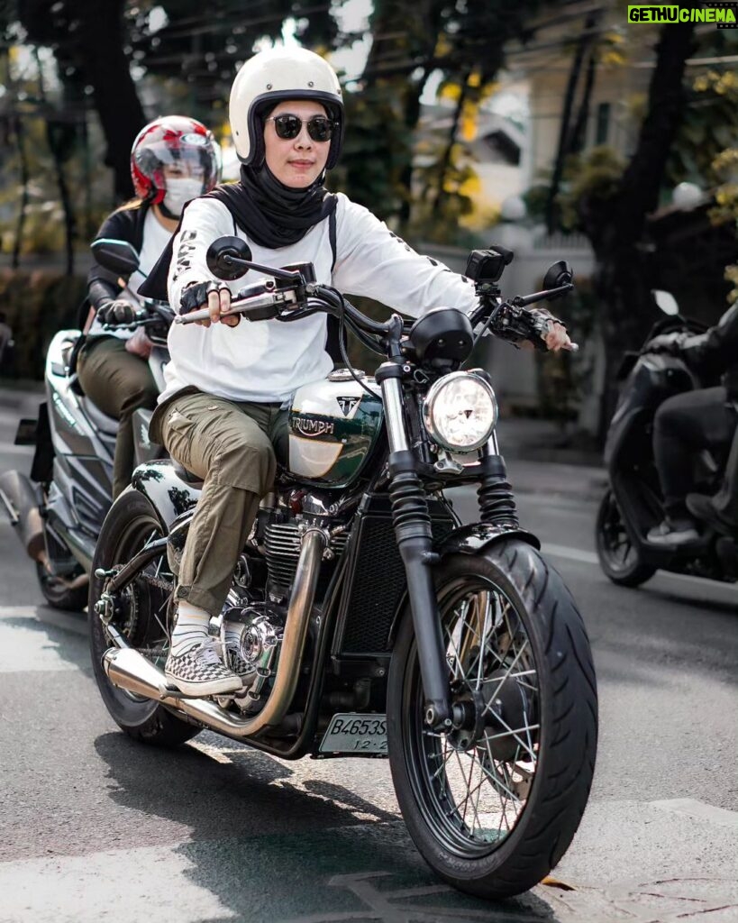 Dian Ayu Instagram - Merk motor aku udah samaa nihh jaang @real__pcy sama kamuuu.. tinggal nunggu kamu ajakin ajaa 🤣🤣🤣 sanmori-an lagiii setelah sekian lamaaak 😍 thank youu jepretannyaa @gallerydioarga 👌 . #triumph #triumphbobber #motorcycle ❤️