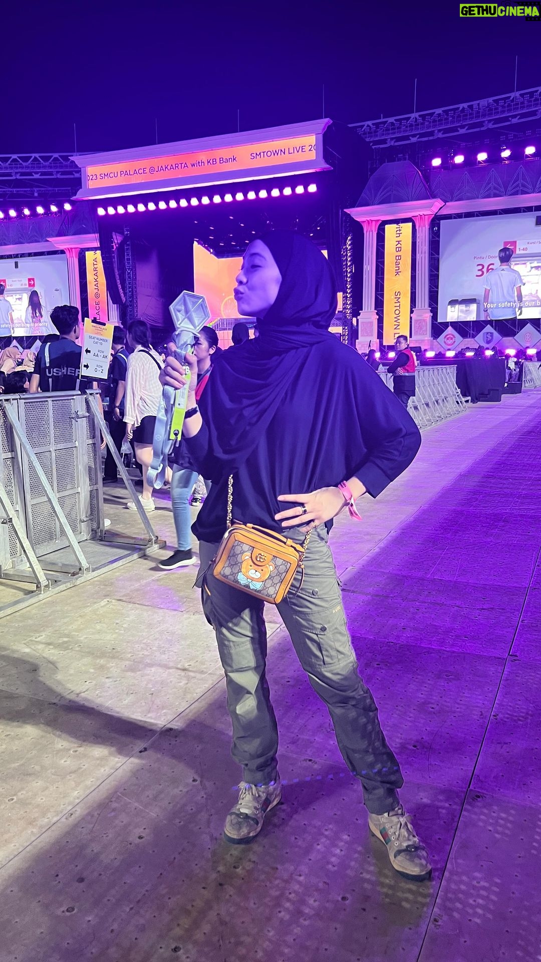 Dian Ayu Instagram - Untuk pertama kalinyaa nonton konser @smtown SMCU PALACE Jakarta.. dan sebagai #smstan tentunyaaa kutakbisa ber-word word 🥹 Gak kebayang kalo ayang @weareone.exo dan eonnie @girlsgneration juga ada ommoo ommooo 😮💨 Nabung ahh kaliii ajaa bakal ada lagi format lengkap di Seoul 🫰🏻 #smstan #smtown #smcu