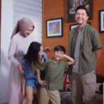 Dian Ayu Instagram - Ini dia outfit lebaran gaya keluarga @theanandayu. Coba-coba baju sama anak-anak emang selalu seru. Kali ini Embun dan Langit yang milih matchingan outfitnya. Katanya mau pilih yang nyaman dan adem. Udah pasti dong umi udah tau mau beli bajunya dimana. Yang tak lain pastinya ya di @uniqloindonesia. Buruan deh borong sekarang di UNIQLO!! #UNIQLOIndonesia #RayakanDenganNyaman