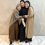 Dian Ayu Instagram - iyaaa iyaa kalian boleh iri aku punya sahabat yang solehahh kayak mereka ini 😍 aku yang paling tua usianya, tapi gak pernah malu untuk nyuri ilmu mereka yang masyaallahh.. gimana aku gak makin sayaaang dan posesip cobaaa 🥲🥲🥲 lopyuhhhhh solehahhh @ratnagalih @natasharizkynew ❤️❤️❤️