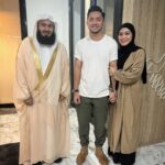 Dian Ayu Instagram - فَتَعَالَى اللَّهُ الْمَلِكُ الْحَقُّ ۗ وَلَا تَعْجَلْ بِالْقُرْآنِ مِنْ قَبْلِ أَنْ يُقْضَىٰ إِلَيْكَ وَحْيُهُ ۖ وَقُلْ رَبِّ زِدْنِي عِلْمًا Maka Maha Tinggi Allah Raja Yang sebenar-benarnya, dan janganlah kamu tergesa-gesa membaca Al qur'an sebelum disempurnakan mewahyukannya kepadamu, dan katakanlah: "Ya Tuhanku, tambahkanlah kepadaku ilmu pengetahuan". Q.S. Taa Haa (20) ayat 114 Masyaallaahh tabarakallaahh terima kasih banyak kesempatannyaa @thestrongminorproject 🤍 #muftimenk #muftiismailmenk