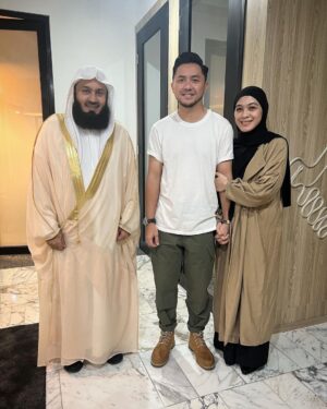 Dian Ayu Instagram - فَتَعَالَى اللَّهُ الْمَلِكُ الْحَقُّ ۗ وَلَا تَعْجَلْ بِالْقُرْآنِ مِنْ قَبْلِ أَنْ يُقْضَىٰ إِلَيْكَ وَحْيُهُ ۖ وَقُلْ رَبِّ زِدْنِي عِلْمًا

Maka Maha Tinggi Allah Raja Yang sebenar-benarnya, dan janganlah kamu tergesa-gesa membaca Al qur'an sebelum disempurnakan mewahyukannya kepadamu, dan katakanlah: "Ya Tuhanku, tambahkanlah kepadaku ilmu pengetahuan".

Q.S. Taa Haa (20) ayat 114

Masyaallaahh tabarakallaahh terima kasih banyak kesempatannyaa @thestrongminorproject 🤍

#muftimenk 
#muftiismailmenk