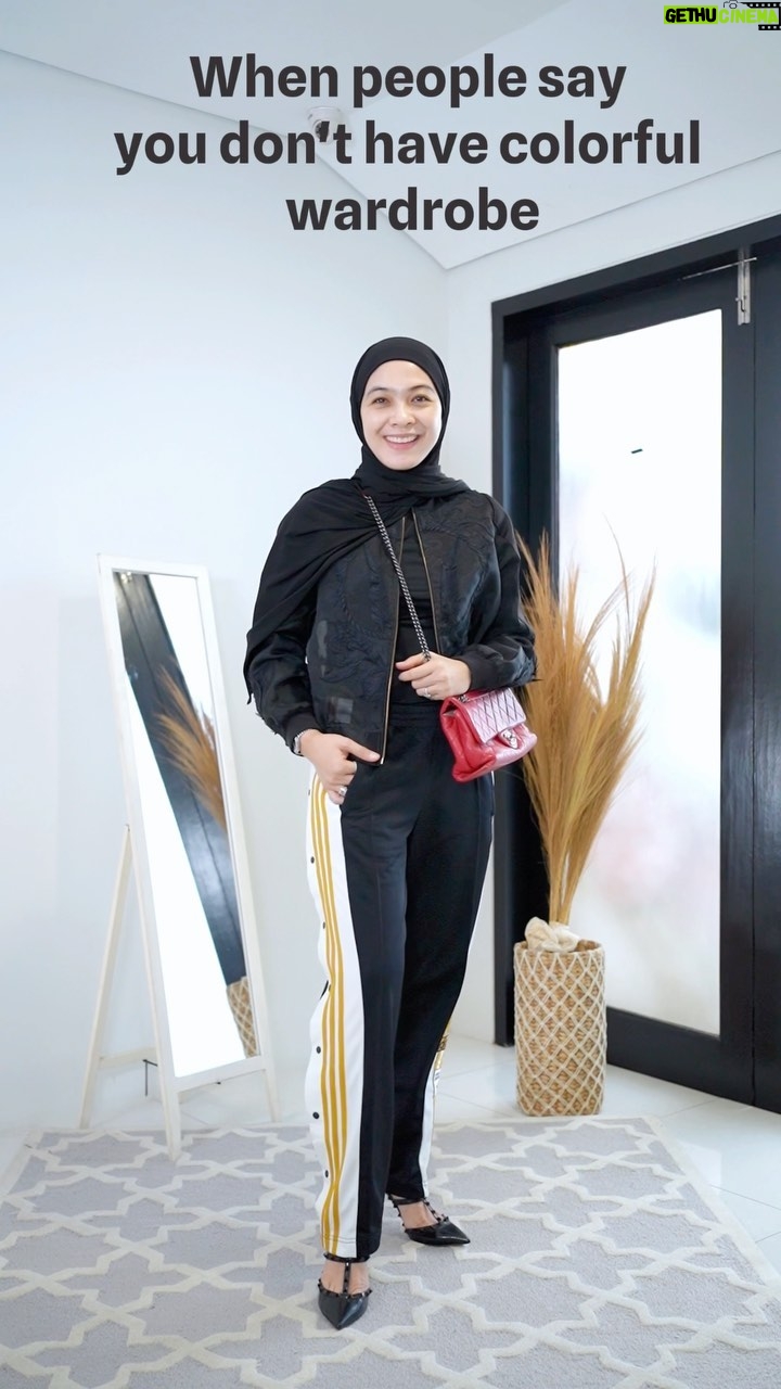 Dian Ayu Instagram - Yang suka nanyaa kok baju dan hijabku item terus kayak gak pernah ganti .. I’ll stop wearing black when they make a darker colour 😎 Siapa yang kayak akuuuu 🤪 . . #cewekmamba #maunyaitemaja #kalowarnawarnigakPD #blackismyrainbow #blackismyhappycolor