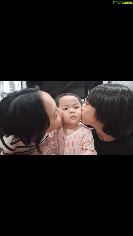 Dian Ayu Instagram - nasib Bulan si anak bontot dan bayi sendiriii dirumah 🤣 maaf yaa dekk, tapi umi dan abi juga mendukung kakak Embun dan aa Langit untuk terus usilin kamuuu si boneka hidup kesayangan kitaaa ❤️❤️❤️ #theanandayu