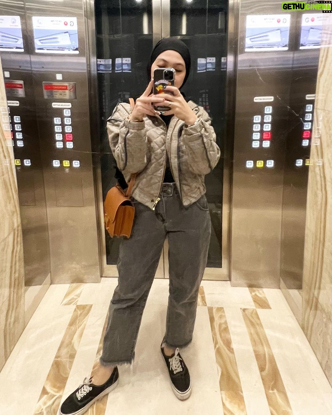 Dian Ayu Instagram - Selamat malam minggu dari aku yang udah 37 tapi ingin berasa 17 teros 😝🫰🏻