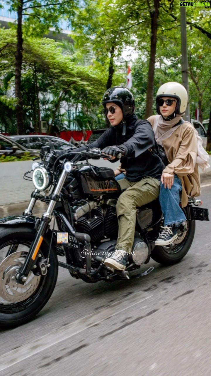 Dian Ayu - 131.8K Likes - adeknyaa minta digonjeng naik motor ya dengan senang hati lahh dijabanin 🤪
langsung minta tolong kakak @gradykayzel buat foto fotoin👌🏻
next kita vespaan apaa nihh @natasharizkynew ?? 🫠🫠🫠
