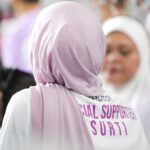 Dian Ayu Instagram - Sumpah demi Allah ini aku.. Padahal mahh udah dandan, jarang jarang pake hijab lilac demi @suryainsomnia @hestipurwadinata lohhhh.. Nuhun ahh yang motoin,, sungguh kamera kecemu fokussss ke kepala akuhh.. bahkan ke @stadeonlebakbulus yg ada sebelahku pun tydaq 😮‍💨🥲