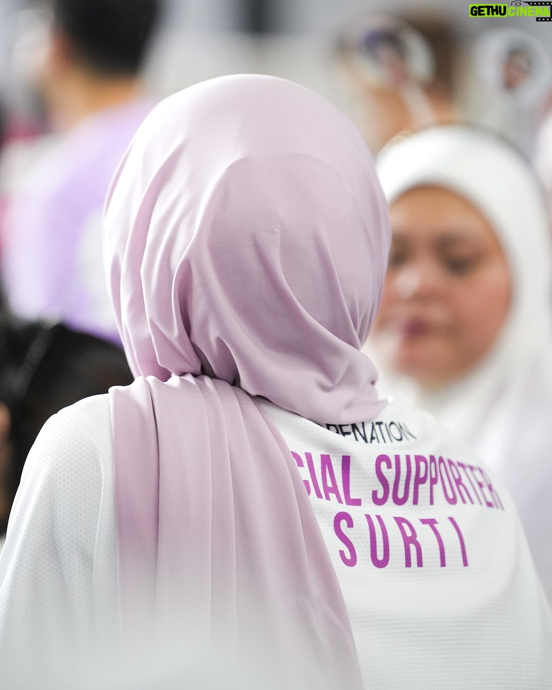 Dian Ayu Instagram - Sumpah demi Allah ini aku.. Padahal mahh udah dandan, jarang jarang pake hijab lilac demi @suryainsomnia @hestipurwadinata lohhhh.. Nuhun ahh yang motoin,, sungguh kamera kecemu fokussss ke kepala akuhh.. bahkan ke @stadeonlebakbulus yg ada sebelahku pun tydaq 😮💨🥲