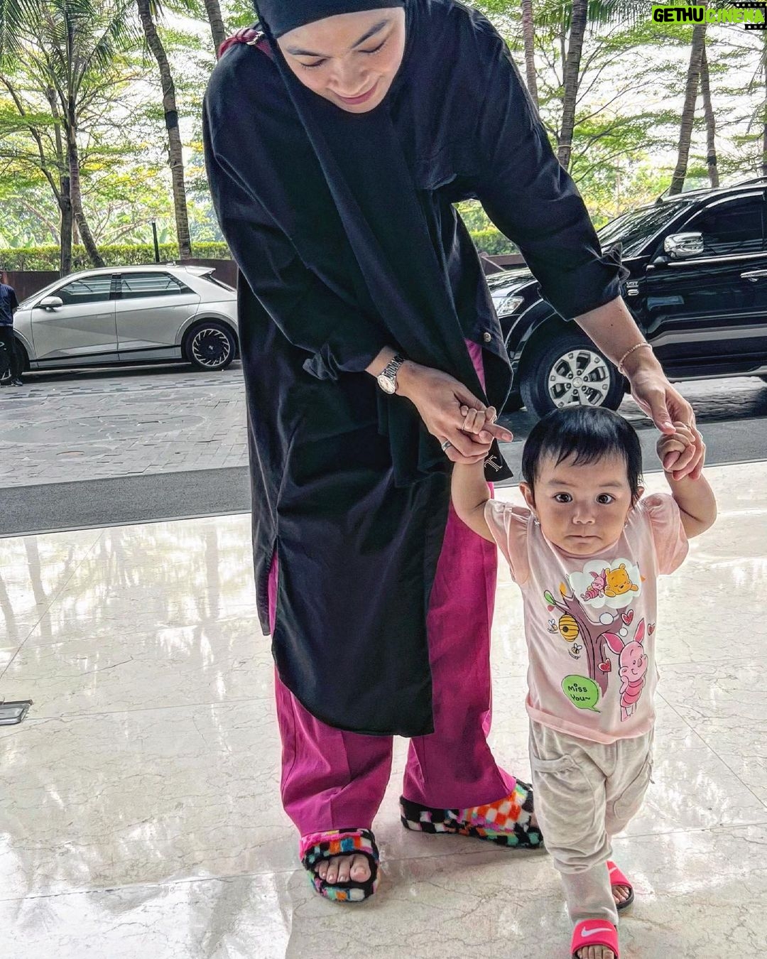 Dian Ayu Instagram - Memasuki waktu nyeri punggung / nyeuri tonggong / boyok’en / back pain dan kawan kawan 😮💨🥲 Semangaattt terutama untuk ibu ibj menuju 40 tahun seperti akohhhh 🤣 . #BulanBelajarJalan #13monthsold